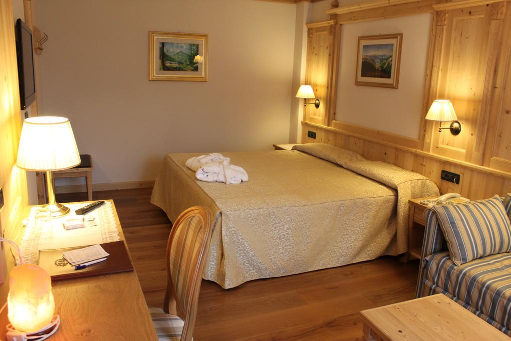 Tevini Dolomites Charming Hotel Commezzadura Rom bilde